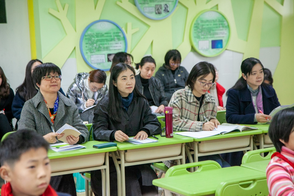 新教师董乐瑶执教了一年级的《青蛙写诗,她的课堂富有童真,童趣